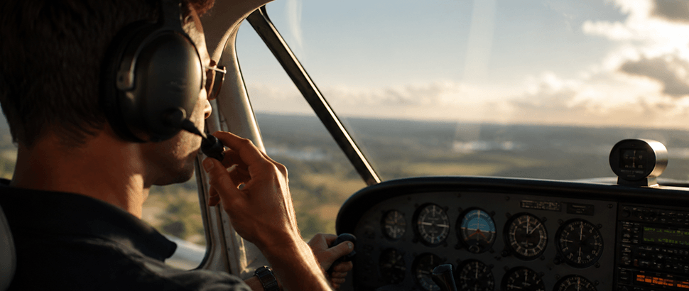 Banner do artigo Desvendando a linguagem dos pilotos: 12 termos e frases da aviação que você precisa conhecer (Versão Desktop)