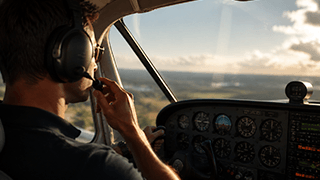 Desvendando a linguagem dos pilotos: 12 termos e frases da aviação que você precisa conhecer
